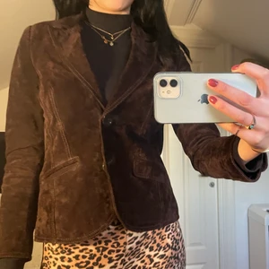 Mocka jacka - Såå fin mocka jacka sitter såå fint! (men lite kort i ärmarna på mig som är 175 cm)