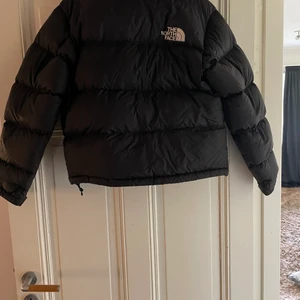 Nort Face jacka - Skit snygg jacka! Annvänd fåtal gånger förra vintern! Säljs pågrund av ingen användning 