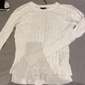 Vit långärmad tröja  - Vit långärmad tröja, lite kortare fram o längre bak