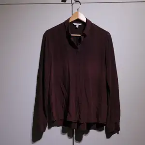A silk blouse in dark, bourgondy red from & Other Stories. In good condition. 