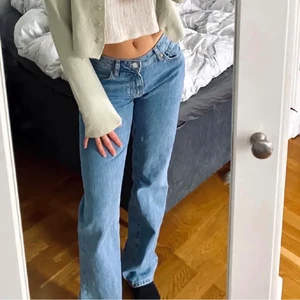 Lågmidjade jeans - Säljer dessa ”Low straight 550 jeans” från BikBok med prislappen kvar då jag inte hann lämna tillbaka dem, så därmed är de helt i nyskick och aldrig använda. Färgen är sjukt snygg och den syns bäst på första bilden (lånad bild). Det är bara att skriva om du har några frågor eller om du vill ha fler bilder🤗💛  Nypris 599kr, mitt pris 250kr. köparen står för frakten