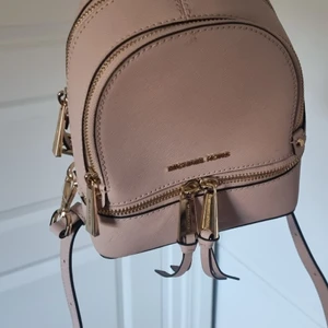 S - Helt ny Michael Kors ryggsäck