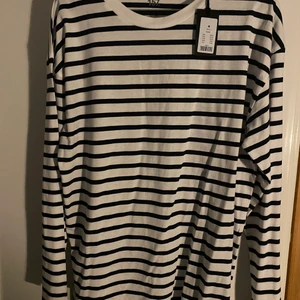 Tröja  - Säljer min oanvända randiga tröja ifrån lager 157 i storlek M. Köparen står för frakten💕