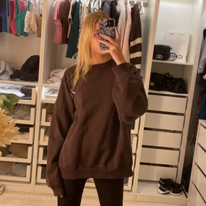 Brun sweatshirt från weekday - Tröjan är använd fåtal gånger men som ny. Jätte bekväm och oversized i storlek. Även ett vitt tryck i vänstra hörnet på ”axeln” (kolla andra bild för att se)