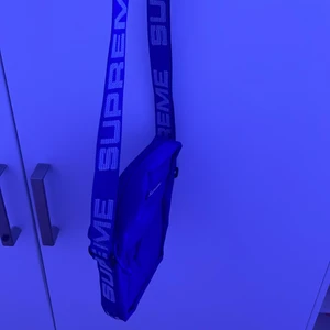 Supreme sholder bag ss18  - Supreme sholder bag ss18 köpt från stock X för 1800kr Säljs för 900kr 