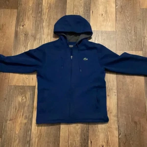 Lacoste zip up hoodie - Storlek M Sparsamt använd  Kan fraktas 