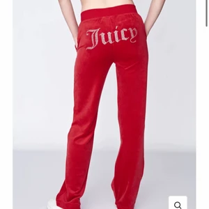 Juicy couture  - Jätte fina byxor och tröja som tyvärr är för stora och därför säljer jag vidare de.  Säljer det som ett sett, hör av er!!