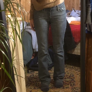 Filippa k - Säljer ett par lågmidjade utsvängda jeans från Filippa k. Köpta secend hand och är i bra skick. Passar bra på mig i längden som är 158🌸