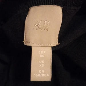 H&M TRÖJA - Säljer denna tröja åt min mamma då den inte längre passar henne alla knappar sitter kvar som ni ser. Storlek XS super fin i storleken och super skön. Köparen står för frakt pris kan diskuteras.