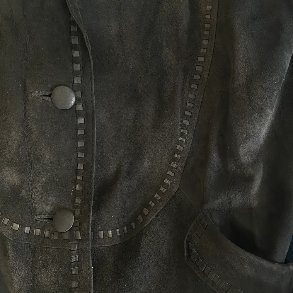 Cool suede vintage trench coat. Fits womens medium-large. Jackor.