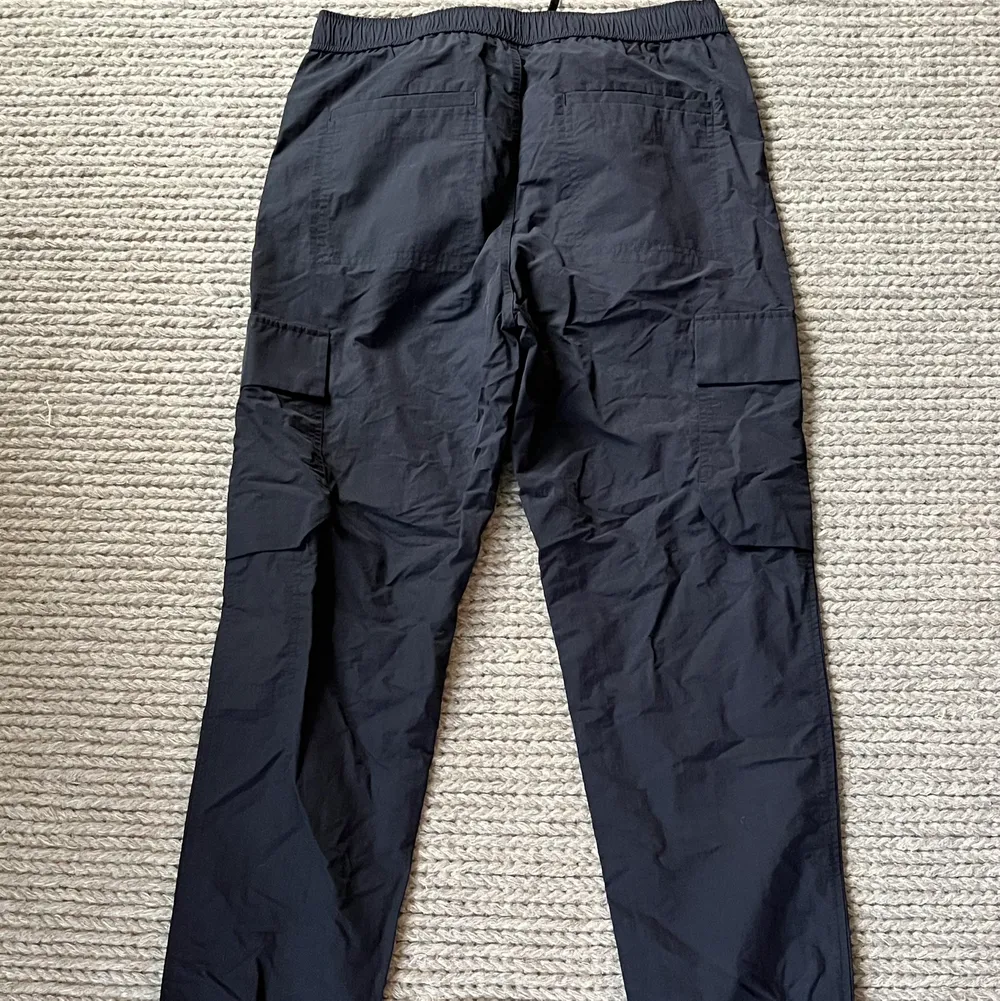 Ett par moderna cargo pants från cos. Sälja på grund av att dom aldrig kommer till användning. Endast använda 1 gång. . Jeans & Byxor.