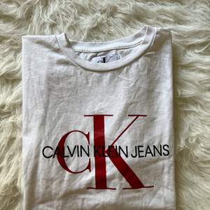 Denna Calvin Klein t-shirt har jag bara använd några få gånger. Den har inga defekter. Nypris 449kr. Men säljer den för 300kr 