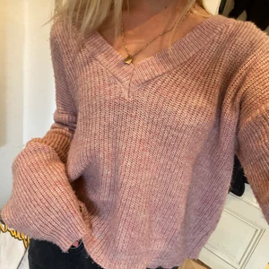 Stickad tröja från NAKD  - Jättefin stickad tröja från NAKD men jag har så mycket stickat så den kommer inte till användning 💗 köptes för 1 år sedan