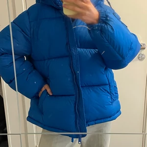 Vinterjacka från H&M - Jätteskön jacka från H&M, aldrig använd. Påminner mycket om Fjällräven. Storlek M. Säljer för 150:-.