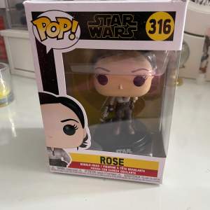 rose från starwars bobblehead pop, öppnad men i ganska bra skick. du är mer än välkommen att fråga om det är något du undrar 