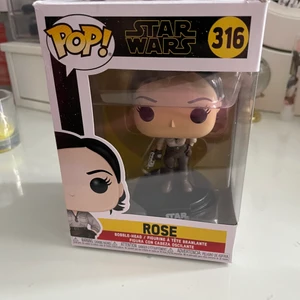 star wars bobbleheah pop - rose från starwars bobblehead pop, öppnad men i ganska bra skick. du är mer än välkommen att fråga om det är något du undrar 