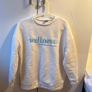 Sweatshirt - Hoodie med tryck från SHEIN, storlek XS men passar även S