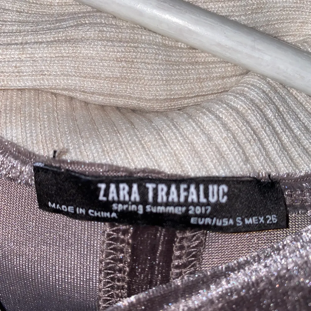 Figursydd festklänning från Zara. Velourklänning, slits på baksidan. . Klänningar.