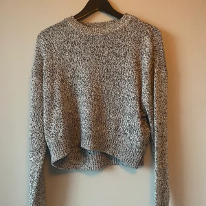 Svart vit stickad tröja  - storlek xs