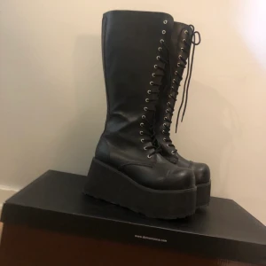 Demonia Trashville  - Oanvända demonia platåstövlar  med originalkartong i storlek 38. Kan mötas upp i Stockholmsområdet, helst söderport:)