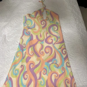 Halther neck klänning  - Fin klänning helt oanvänd med prislappkvar 