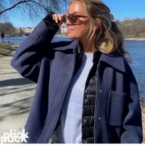Marinblå höstjacka - En super snygg marinblå höstjacka💙💙 Storlek 34 men passar mig väldigt bra som är en 36a. Väldigt bra skick