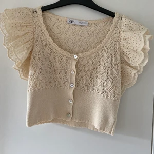 Supersöt beiga stickad kofta - Supersöt beiga stickad kofta med puffiga ärmar från zara i storlek s. Verkligen så fin men kommer ej till användning! Använd 1 gång! Frakt ingår i priset- skickas som varubrev på posten!