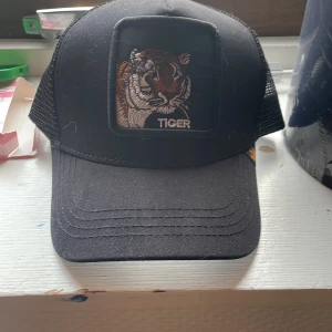 Panther keps  - Fint skick använda 3 gånger 