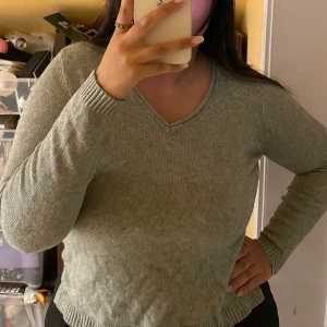 Stickad tröja - Finstickad tröja ursprungligen från vila. Är dock för liten för mig som ni ser… nypris: 399kr. Syns att den är använd, men är ändå i bra skick. Frakt tillkommer och köparen står för frakten. 