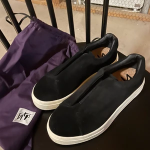 Eytys doja stl 39 - I svart mocka, i princip nyskick då jag bara använt dem vid ett tillfälle. Nypris 1799 kr. Hämtas i Solna eller så står köparen för frakten.