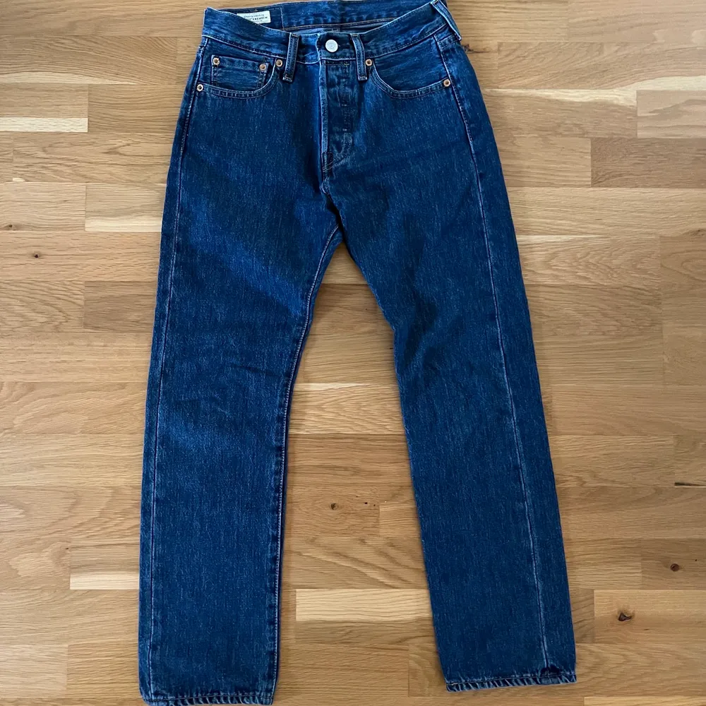 Säljer mina Levis 501 jeans. De är i färgen mörkblå och är använda fåtal gånger. Köparen står för frakten!. Jeans & Byxor.