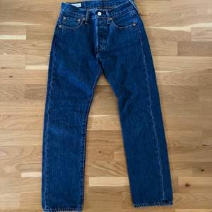 Säljer mina Levis 501 jeans. De är i färgen mörkblå och är använda fåtal gånger. Köparen står för frakten!