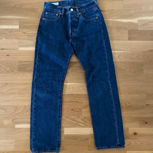 Levis jeans - Säljer mina Levis 501 jeans. De är i färgen mörkblå och är använda fåtal gånger. Köparen står för frakten!