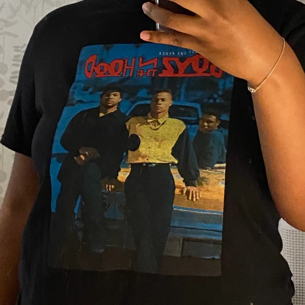 Boys n the hood tröja. . T-shirts.