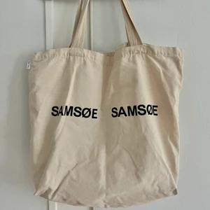 Samsoe samsoe väska  - Totebag 🦋 säljer billigt då den är lite sliten i botten! 