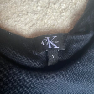 Topp Calvin Klein - Ovanlig topp med tjockt material som ett täcke. Mycket mjuk.