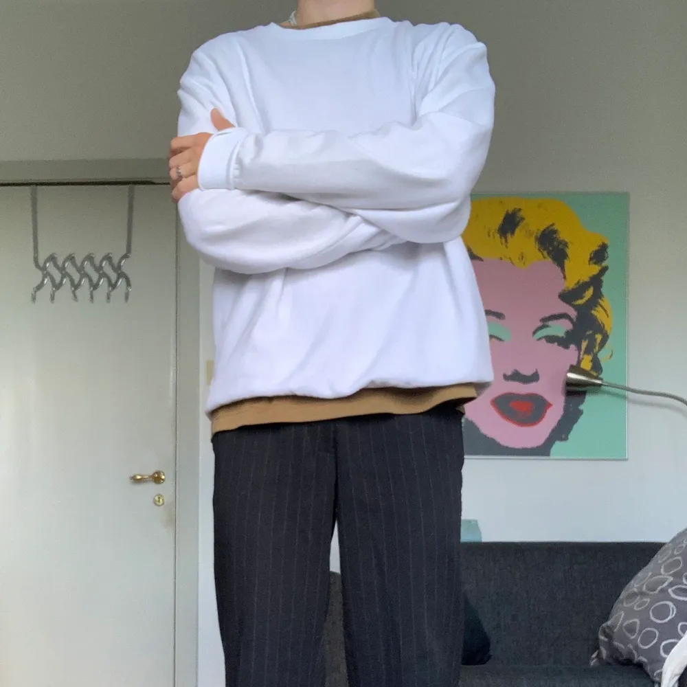 Vit sweatshirt, sitter baggy. Strl L. Tröjor & Koftor.