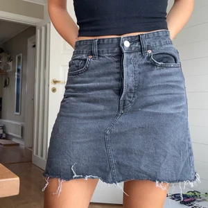 Jeanskjol storlek 36 - Snygg jeanskjol i grått/svart. Ursprungligen från hm. Inte använd mycket därför i bra skick. 