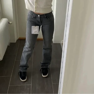 Zara jeans  - Säljer mina zara jeans som nu inte passar mig längre de är storlek 32 (inte min bild) men knappen som man ser har gått av men jag har lämnat in dom och nu är de en ny knapp men dem är sparsamt använda frakten ingår inte🥰 tryck ej på köp nu💗direktpris 250