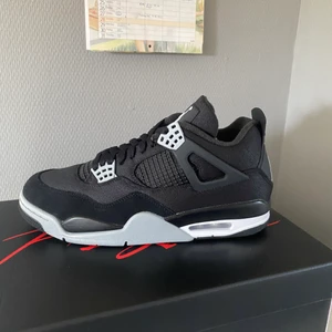 Jordan 4 Black Canvas - Säljer mina fyror som jag fick hem igår.  Helt nya från nike och har kvitto på mail. Tar emot bud med rätt att neka.