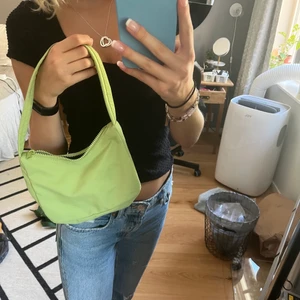 Väska från Gina tricot  - Jättesöt väska från Gina tricot som är använd ytterst lite 💖