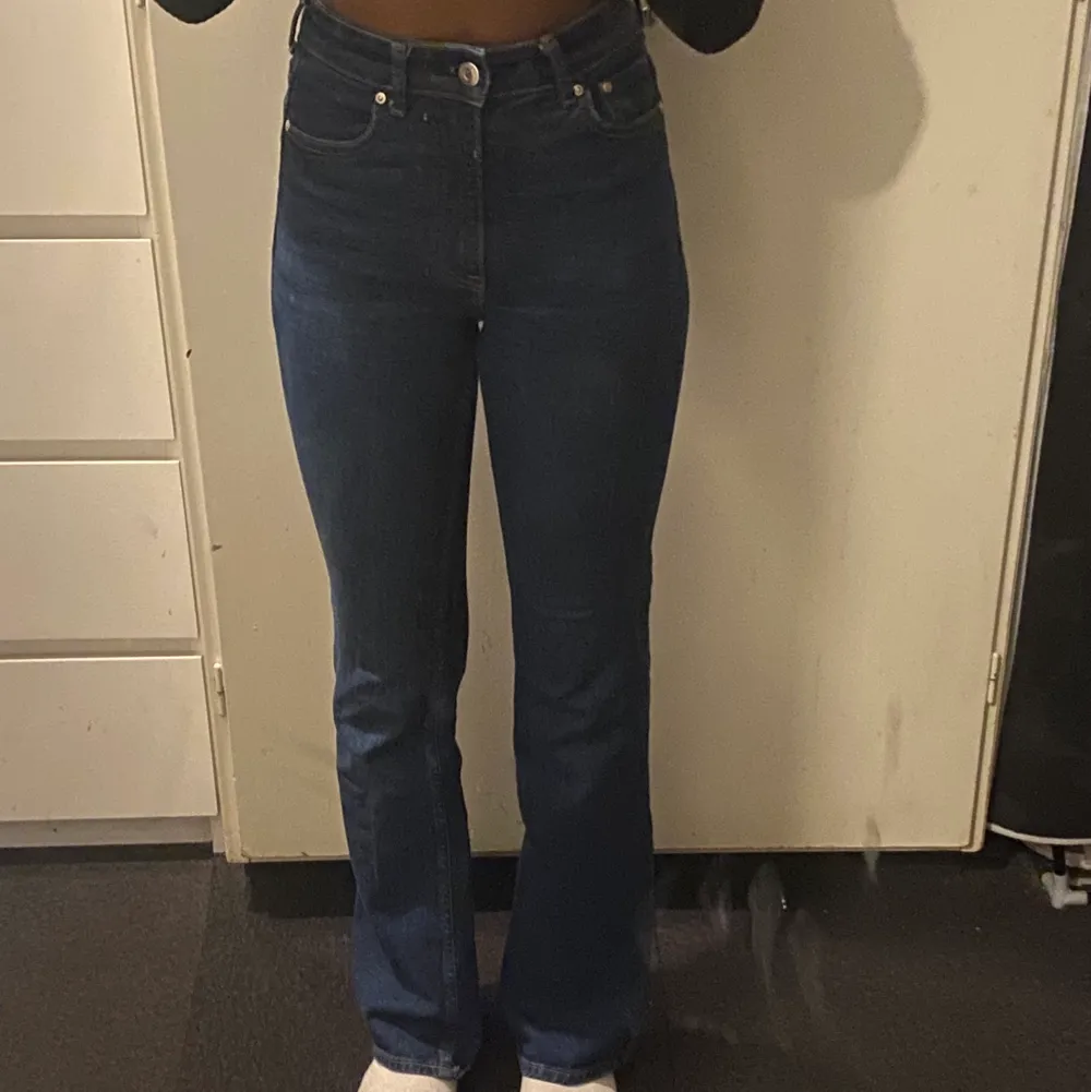 Säljer dessa straight jeans fråm H&M eftersom de blivit för tighta och kommer inte så mycket till användning. Jeans & Byxor.