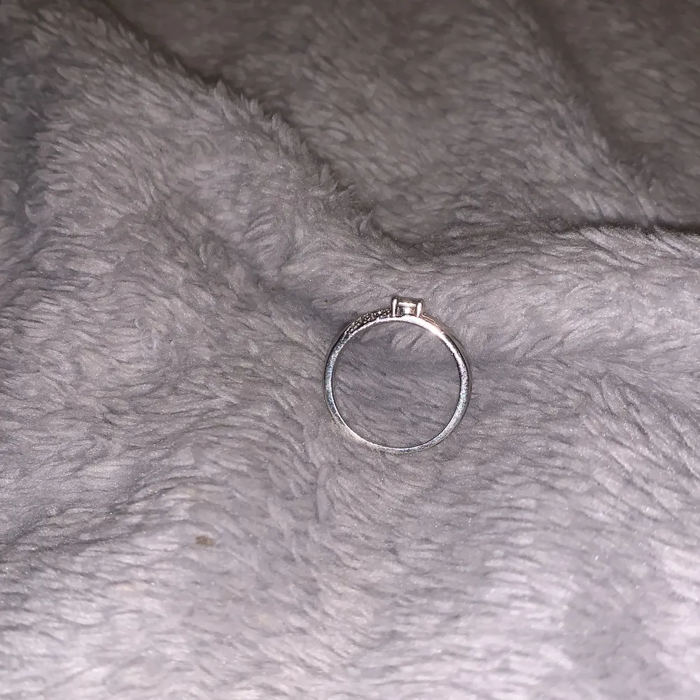 Super söt ring i äkta silver ( märkning 925). Accessoarer.