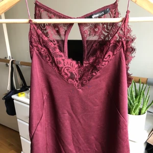 Gina linne - Vinrött linne i silke från gina🖤 Bra skick. XS men lite större i storleken så passar också S.