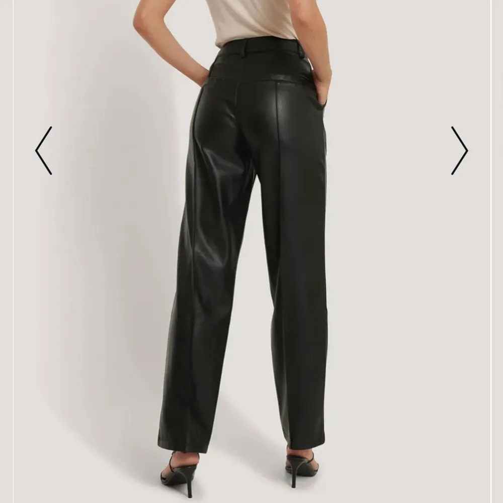 Svarta byxor i stotlek 36, helt nya, lappen är kvar. Köptes för: 599kr, säljer för 200kr. Jeans & Byxor.