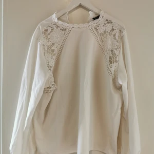 Blus - Vit blus från boohoo