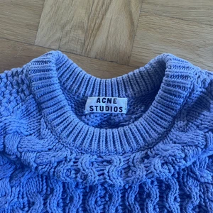 Acne tröja - Lila tröja från acne studios. Så himla fin. Perfekt till hösten. Den passar mig som har S i kläder.🌸🌸✨