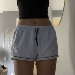 Holly White Shorts - Holly White shorts i stkl S. Super sköna att sova/mysa i, men även fina att ha till annat. Priset är diskuterbart!