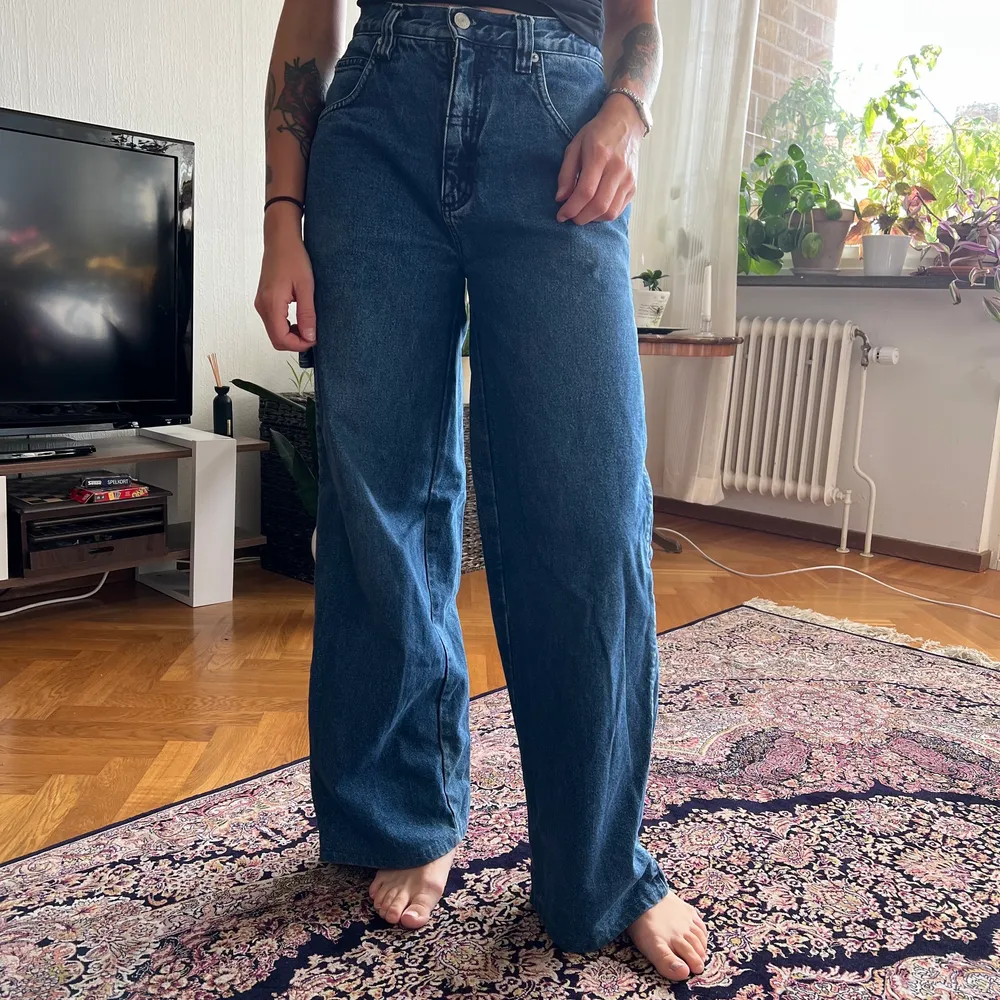 Oversized byxor med tryck på baksidan. Jeans & Byxor.