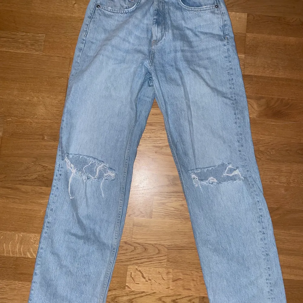 Snygga jeans från Gina tricot i nyskick💕storlek 38💕. Jeans & Byxor.